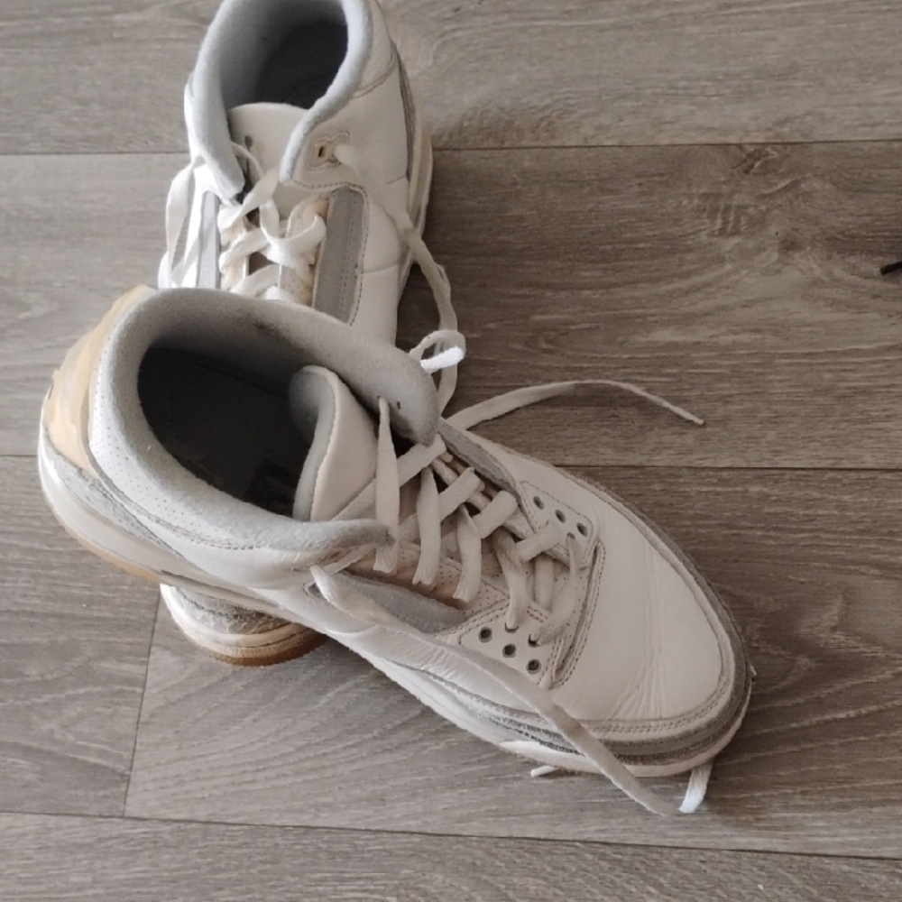 Cream Retro-Inspired Athletic Shoes with Chunky Midsole